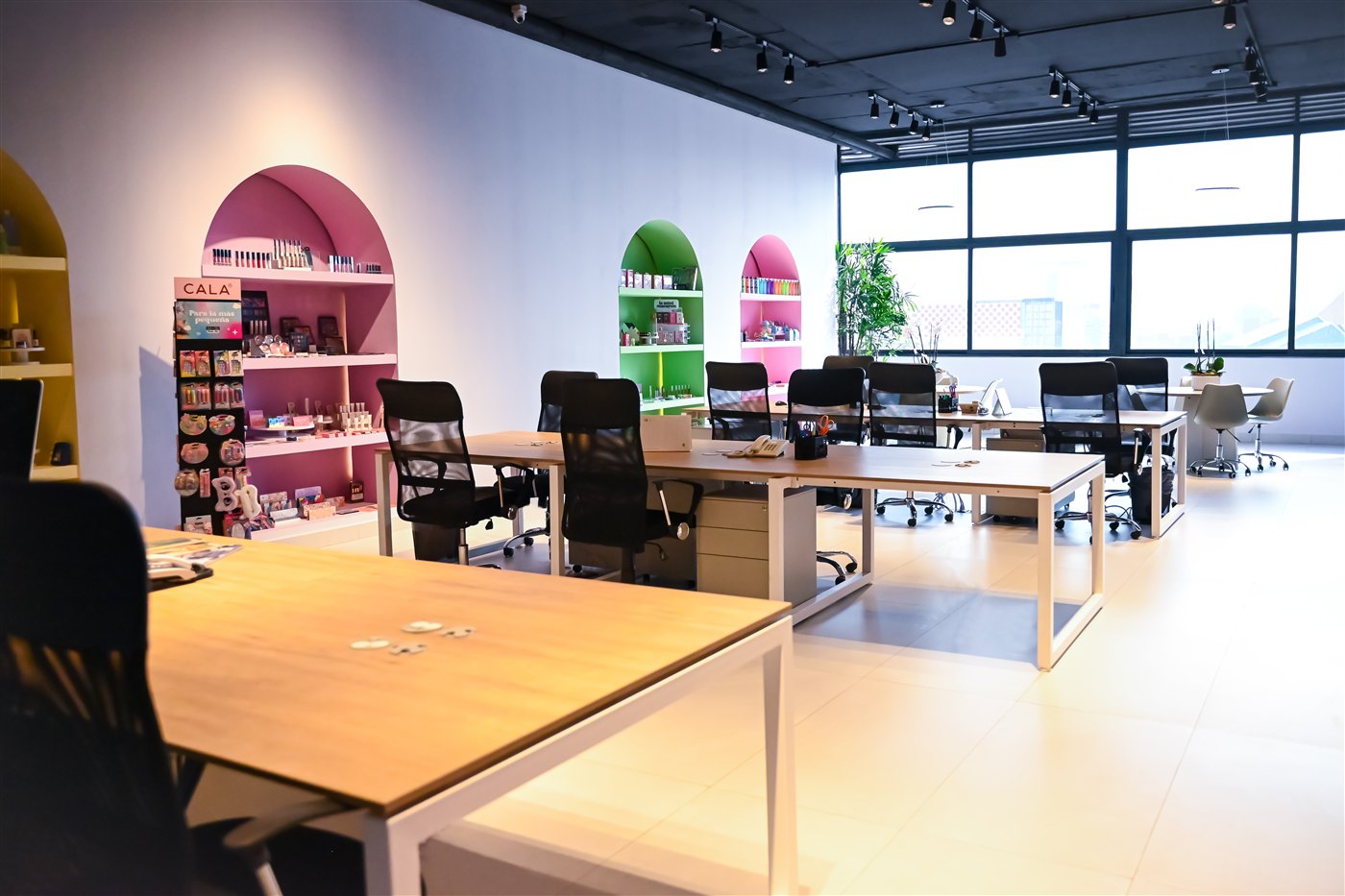 Showroom de Azkami en Polanco, Ciudad de México, con marcas internacionales de belleza